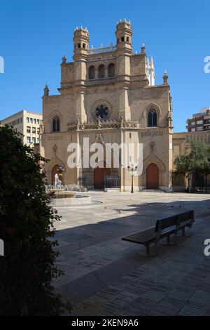 Hauptplatz von Castellon de la Plana mit der Co-Kathedrale von Santa Maria im Hintergrund, einem Brunnen in der Mitte des Platzes und einigen Ornamenten Stockfoto
