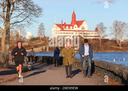 Helsinki, Finnland. 12.. November 2022. An einem sonnigen Tag spazieren die Menschen entlang der Promenade. Der Vatertag wird in Finnland am zweiten Sonntag im November begangen. Es ist kein offizieller Feiertag in Finnland, aber die Menschen feiern es sowieso an diesem Wochenende, weil Väter, Vorväter und Vaterfiguren für die Familie und die finnische Kultur wichtig sind. Die Leute gehen mit der Familie aus oder feiern zu Hause. (Foto von Takimoto Marina/SOPA Images/Sipa USA) Quelle: SIPA USA/Alamy Live News Stockfoto