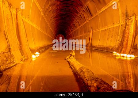 Hufeisenförmige Öllagertunnel, die während des Zweiten Weltkriegs gebaut wurden, um das in Darwin gelagerte Öl vor japanischen Bombenangriffen zu schützen. Stockfoto