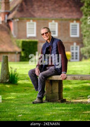 Nur redaktionelle Verwendung - Antony Penrose, Sohn des Fotografen und Model Lee Miller und Sir Roland Penrose. Fotografiert in seinem Familienheim und in seiner Galerie - Farley's Farm House in der Nähe des Dorfes Chiddingly East Sussex UK. 2023 sieht einen biografischen Film mit Kate Winslet als Lee Miller. Der Film „Lee“ wird derzeit produziert und spielt unter anderem Alexander Skarsgard, Andrea Riseborough, Marion Cotillard und Andy Samberg Picture by Jim Holden Stockfoto