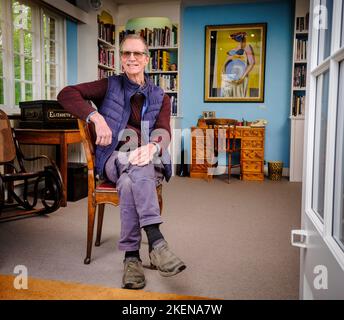 Nur redaktionelle Verwendung - Antony Penrose, Sohn des Fotografen und Model Lee Miller und Sir Roland Penrose. Fotografiert in seinem Familienheim und in seiner Galerie - Farley's Farm House in der Nähe des Dorfes Chiddingly East Sussex UK. 2023 sieht einen biografischen Film mit Kate Winslet als Lee Miller. Der Film „Lee“ wird derzeit produziert und spielt unter anderem Alexander Skarsgard, Andrea Riseborough, Marion Cotillard und Andy Samberg Picture by Jim Holden Stockfoto