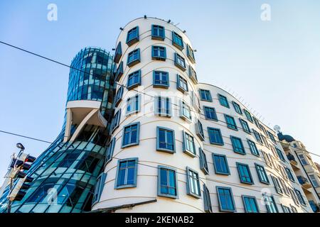 Außenansicht des dekonstruktivistischen Tanzhauses, das an zwei Tänzer von Vlado Milunic und Frank Gehry, Prag, Tschechien erinnert Stockfoto