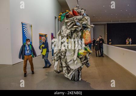 Anlässlich des 20. Jahrestages der Pinakothek der Moderne haben sich die Kuratoren der Sammlung Moderne Kunst mit Köpfen zusammengeschlossen und die Sammlung wieder aufgehängt. Stockfoto