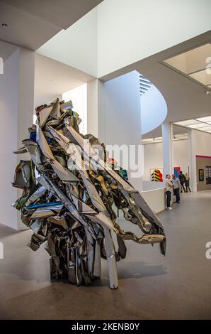 Anlässlich des 20. Jahrestages der Pinakothek der Moderne haben sich die Kuratoren der Sammlung Moderne Kunst mit Köpfen zusammengeschlossen und die Sammlung wieder aufgehängt. Stockfoto