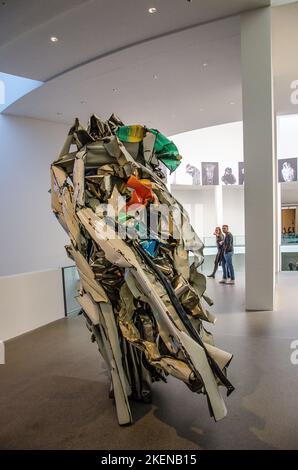 Anlässlich des 20. Jahrestages der Pinakothek der Moderne haben sich die Kuratoren der Sammlung Moderne Kunst mit Köpfen zusammengeschlossen und die Sammlung wieder aufgehängt. Stockfoto