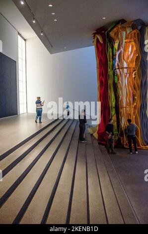 Anlässlich des 20. Jahrestages der Pinakothek der Moderne haben sich die Kuratoren der Sammlung Moderne Kunst mit Köpfen zusammengeschlossen und die Sammlung wieder aufgehängt. Stockfoto