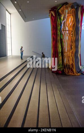 Anlässlich des 20. Jahrestages der Pinakothek der Moderne haben sich die Kuratoren der Sammlung Moderne Kunst mit Köpfen zusammengeschlossen und die Sammlung wieder aufgehängt. Stockfoto