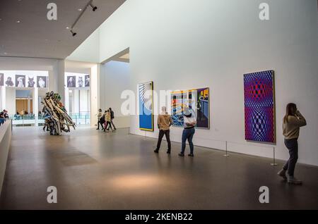 Anlässlich des 20. Jahrestages der Pinakothek der Moderne haben sich die Kuratoren der Sammlung Moderne Kunst mit Köpfen zusammengeschlossen und die Sammlung wieder aufgehängt. Stockfoto