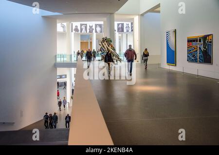 Anlässlich des 20. Jahrestages der Pinakothek der Moderne haben sich die Kuratoren der Sammlung Moderne Kunst mit Köpfen zusammengeschlossen und die Sammlung wieder aufgehängt. Stockfoto