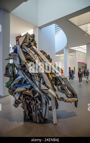 Anlässlich des 20. Jahrestages der Pinakothek der Moderne haben sich die Kuratoren der Sammlung Moderne Kunst mit Köpfen zusammengeschlossen und die Sammlung wieder aufgehängt. Stockfoto