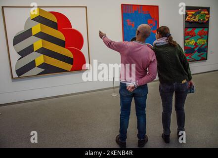 Anlässlich des 20. Jahrestages der Pinakothek der Moderne haben sich die Kuratoren der Sammlung Moderne Kunst mit Köpfen zusammengeschlossen und die Sammlung wieder aufgehängt. Stockfoto