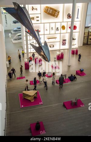 Anlässlich des 20. Jahrestages der Pinakothek der Moderne haben sich die Kuratoren der Sammlung Moderne Kunst mit Köpfen zusammengeschlossen und die Sammlung wieder aufgehängt. Stockfoto