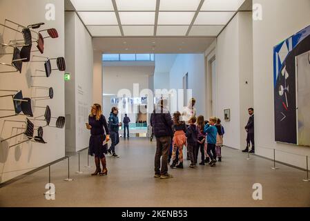 Anlässlich des 20. Jahrestages der Pinakothek der Moderne haben sich die Kuratoren der Sammlung Moderne Kunst mit Köpfen zusammengeschlossen und die Sammlung wieder aufgehängt. Stockfoto