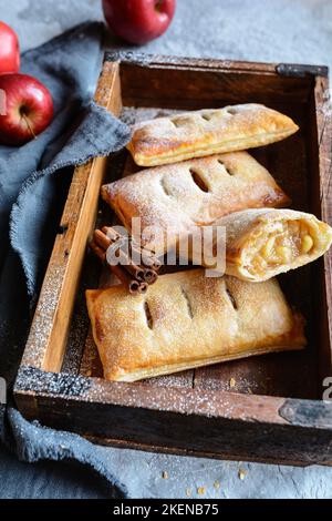 Köstliche Puffteig-Turnovers gefüllt mit Äpfeln und Zimt Stockfoto