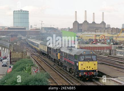 Ein Paar Fragonset-Diesellokomotiven der Baureihe 31 mit den Nummern 31468 und 31452 und einer Triebwagennummer 365502 der Baureihe 365, die am 23.. Januar 2003 in der Wandswoth Road in einem Stock-Transfer-Zug arbeitet. Stockfoto