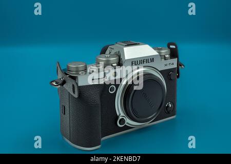 Gronau, NRW, Deutschland, 11.10.2022: Fujifilm XT-4 Kamera vor blauem Hintergrund. XT-4 und XT-5 Stockfoto