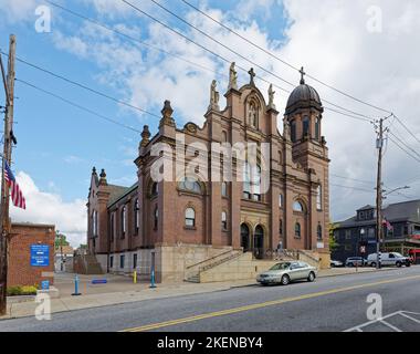 Holy Rosary Church, 12021 Mayfield Road in Clevelands Little Italy. Die römisch-katholische Kirche ist im National Register of Historic Places aufgeführt. Stockfoto