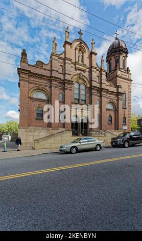 Holy Rosary Church, 12021 Mayfield Road in Clevelands Little Italy. Die römisch-katholische Kirche ist im National Register of Historic Places aufgeführt. Stockfoto