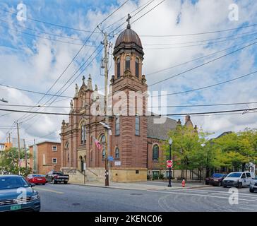 Holy Rosary Church, 12021 Mayfield Road in Clevelands Little Italy. Die römisch-katholische Kirche ist im National Register of Historic Places aufgeführt. Stockfoto