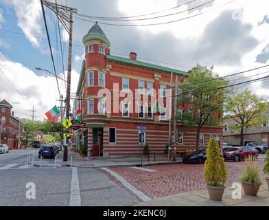 Das Mia Bella Restaurant befindet sich im Erdgeschoss dieses flachen Backsteinhauses in Little Italy in Cleveland. Stockfoto