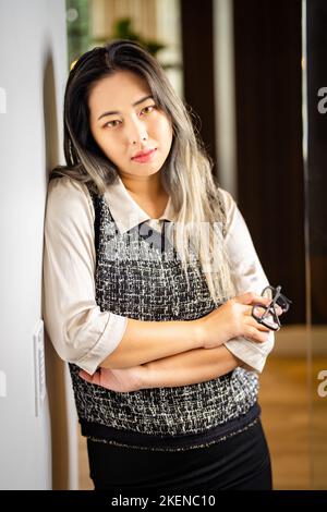 Junge weibliche Data Scientist wartet an der Tür zu einem Konferenzraum Stockfoto