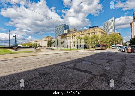 Mall A (l bis r): Fountain of Eternal Life, Cleveland Public Auditorium, Cebrezze Federal Building, Drury Plaza Hotel, One Cleveland Center. Stockfoto