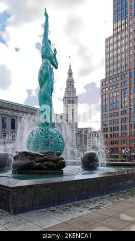 Fountain of Eternal Life dominiert die Cleveland Mall A. im Hintergrund (l bis r) befinden sich das US-Gerichtsgebäude Metzenbaum, der Terminal Tower und der Key Tower. Stockfoto