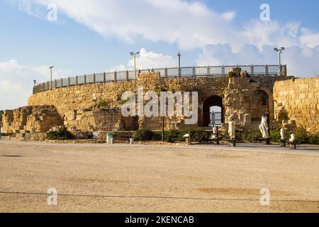 2022. November, das antike römische Amphitheater, das Teil von Caeserea Maritima an der Mittelmeerküste Israels ist. Dieses herrliche Wahrzeichen tha Stockfoto