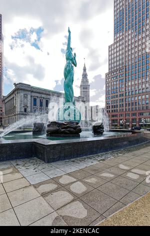 Fountain of Eternal Life dominiert die Cleveland Mall A. im Hintergrund (l bis r) befinden sich das US-Gerichtsgebäude Metzenbaum, der Terminal Tower und der Key Tower. Stockfoto