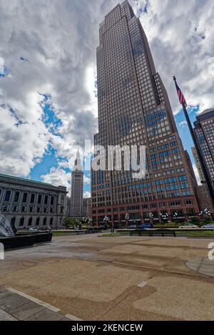 Blick vom Memorial Plaza (Cleveland Mall A): Howard Metzenbaum U.S. Courthouse, Terminal Tower (Tower City Center) und Key Tower. Stockfoto