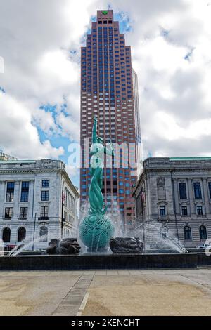 Der 200 Public Square ist die Kulisse für den Brunnen des ewigen Lebens, flankiert von der Cleveland Public Library (l) und dem US-Bundesgericht Howard Metzenbaum. Stockfoto