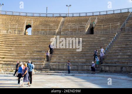 2022. November, Touristen im alten römischen Amphitheater, das Teil von Caeserea Maritima an der Mittelmeerküste von Israel ist. Das ist großartig Stockfoto