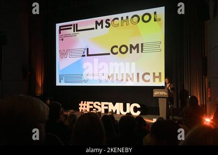 München, Deutschland. 13.. November 2022. Das Logo des Filmschoolfest München ist auf der Leinwand des Kinosaals bei der Eröffnungsveranstaltung des Filmschoolfest München an der Hochschule für Fernsehen und Film München zu sehen. Vom 13,11. Bis 19.11.2022 findet das Filmschoolfest München statt. Quelle: Felix Hörhager/dpa/Alamy Live News Stockfoto