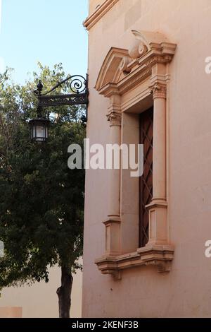 Fenster auf dem Rathaus Gebäude alt in der Altstadt von Alcudia Mallorca Stockfoto