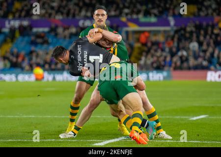 Leeds, Großbritannien. 03.. November 2022. Joseph Manu (Sydney Roosters) aus Neuseeland (1) wird während des Rugby League World 2021-Spiels zwischen Australien und Neuseeland am 11. November 2022 in der Elland Road, Leeds, England, angegangen. Foto von David Horn. Quelle: Prime Media Images/Alamy Live News Stockfoto