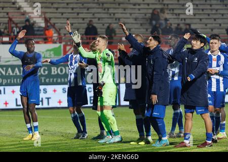 Die Spieler von Gent feiern am Sonntag, den 13. November 2022 in Kortrijk, am 17. Tag der „Jupiler Pro League“ der belgischen Meisterschaft 2022-2023, nach dem Gewinn eines Fußballmatches zwischen KV Kortrijk und KAA Gent. BELGA FOTO KURT DESPLENTER Stockfoto