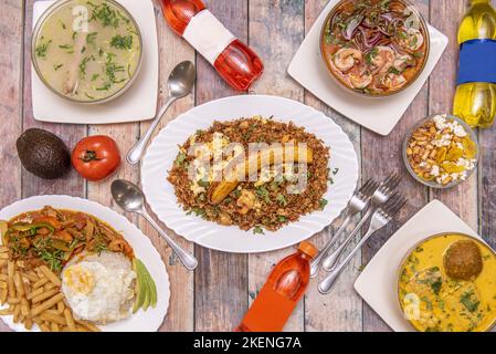 Ecuadorianische Rezepte, mit Hühnerbrühe, hausgemachten Pommes frites, Feldgericht, Ballbrühe und Chaufafan-Reis Stockfoto