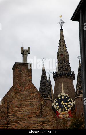 Delft, Niederlande. 30. Okt 2022. Die Oude Kerk (Alte Kirche) ist eine gotische Kirche aus dem 13.. Jahrhundert mit schiefem Turm in Delft, Niederlande. Stockfoto