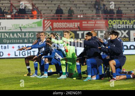 Die Spieler von Gent feiern am Sonntag, den 13. November 2022 in Kortrijk, am 17. Tag der „Jupiler Pro League“ der belgischen Meisterschaft 2022-2023, nach dem Gewinn eines Fußballmatches zwischen KV Kortrijk und KAA Gent. BELGA FOTO KURT DESPLENTER Stockfoto
