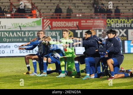 Die Spieler von Gent feiern am Sonntag, den 13. November 2022 in Kortrijk, am 17. Tag der „Jupiler Pro League“ der belgischen Meisterschaft 2022-2023, nach dem Gewinn eines Fußballmatches zwischen KV Kortrijk und KAA Gent. BELGA FOTO KURT DESPLENTER Stockfoto