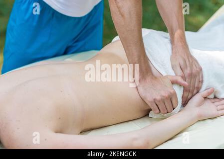 Beauty- und Relax-Verfahren, Massage des ganzen Körpers. Weibliche Hände machen Massage aus nächster Nähe Stockfoto