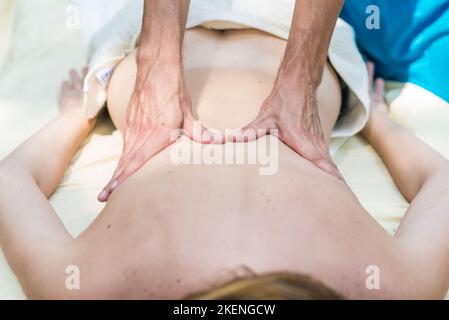 Beauty- und Relax-Verfahren, Massage des ganzen Körpers. Weibliche Hände machen Massage aus nächster Nähe Stockfoto