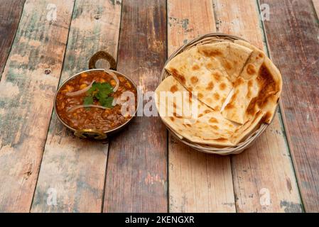 Dieser Punjabi Chana Masala, auch bekannt als Chole Masala, ist ein authentisches, nordindisches, aus frisch gemahlenen weißen Kichererbsen herzugesetztes, indisches Paprika. Stockfoto