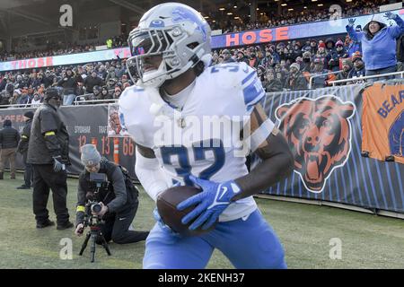 Chicago, Usa. 13.. November 2022. Detroit Lions läuft zurück D'Andre Swift (32) feiert am Sonntag, den 13. November 2022, seinen Touchdown im vierten Quartal gegen die Chicago Bears im Soldier Field in Chicago. Die Löwen gewannen 31:30. Foto von Mark Black/UPI Credit: UPI/Alamy Live News Stockfoto