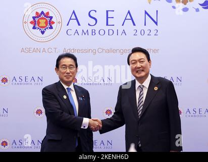 Phnom Penh, Kambodscha. 13.. November 2022. Der japanische Premierminister Fumio Kishida und der südkoreanische Premierminister Yoon Suk-yeol (R) treffen sich am 13. November 2022 während der ASEAN-Konferenz in Phnom Penh, Kambodscha. Foto von japanischem PM Press Office/UPI Kredit: UPI/Alamy Live News Stockfoto