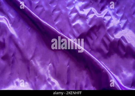 Satin-Textur Stoff mit glänzenden violetten Wellen als schönen Hintergrund Stockfoto