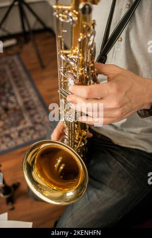 Hände eines Musikers, der in einem Proberaum das Saxophon spielt Stockfoto