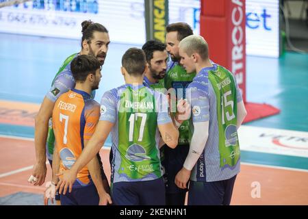 Verona, Italien. 13.. November 2022. Jubel des Vero Volley Monza während der WithU Verona gegen Vero Volley Monza, Volleyball Italienische Serie A Männer Superliga Meisterschaft in Verona, Italien, November 13 2022 Quelle: Independent Photo Agency/Alamy Live News Stockfoto