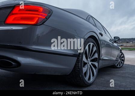 Dritte Generation Flying Spur Bentley Nahaufnahme der privaten Villa. Stockfoto