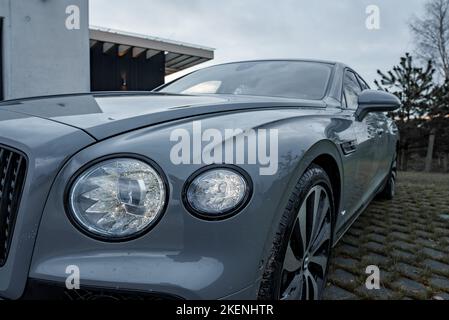 Dritte Generation Flying Spur Bentley Nahaufnahme der privaten Villa. Stockfoto
